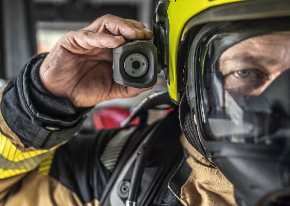 Dräger UCF FireCore Wärmebildkamera am Feuerwehrhelm montiert