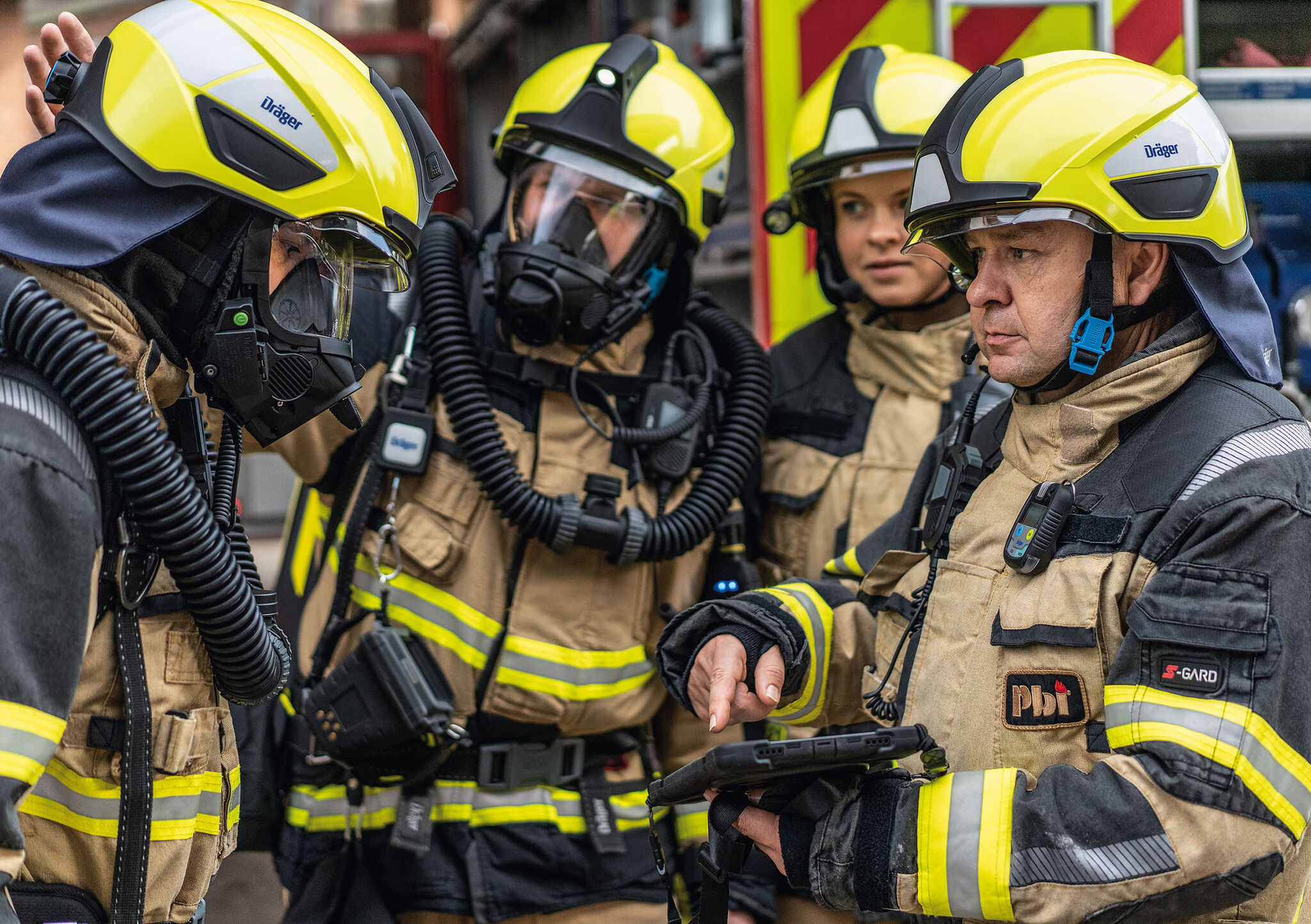 vergleich feuerwehrhelme beitragsbild feuerwehr helmvergleich 2025